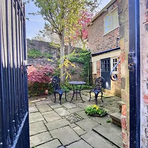 The Davey Tower, Medieval Riverside House Holiday home York